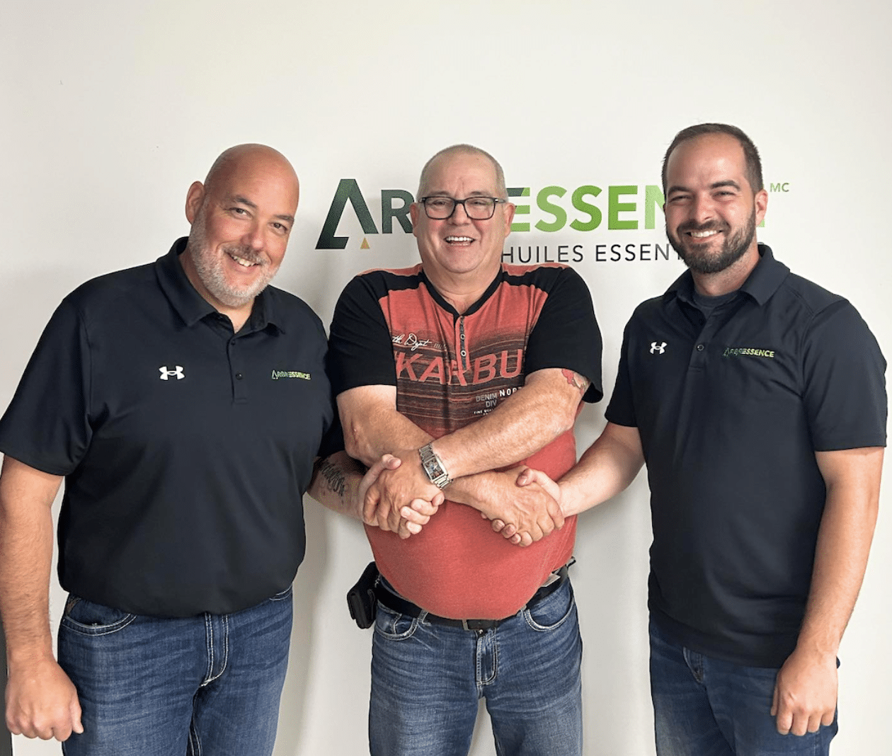 Jean-François Demers, Daniel Couturier et Maxime Demers se serrent la main afin de conclure la transaction dans laquelle Arbressence a fait l'acquisition de l'entreprise Récupération de Feuillage de Cèdre Daniel Couturier