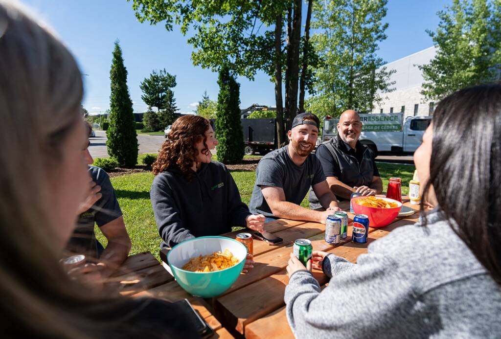 Employés alentour d'une table pour une carrière chez Arbressence