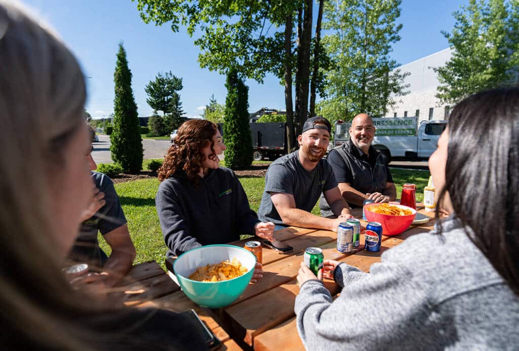 Employés alentour d'une table pour une carrière chez Arbressence