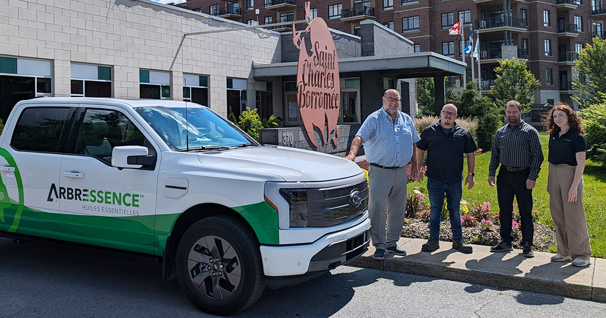 Arbressence signe une première entente avec la Ville de Saint-Charles-Borromée. On voit Claude Crépeau, Directeur Général de la Ville de Saint-Charles-Borromée, Kevin Girard, Directeur du développement chez Arbressence, Michelle Gagnon, coordonnatrice marketing chez Arbressence et Jonathan Rondeau, Directeur de l'urbanisme et de l'aménagement du territoire à la Ville de Saint-Charles-Borromée