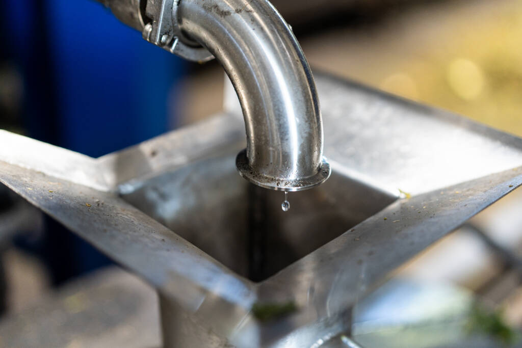 L'huile essentielle coule à l'issue du processus de distillation